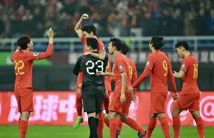 武磊双响+造点！国足3-0大胜新加坡的简单介绍